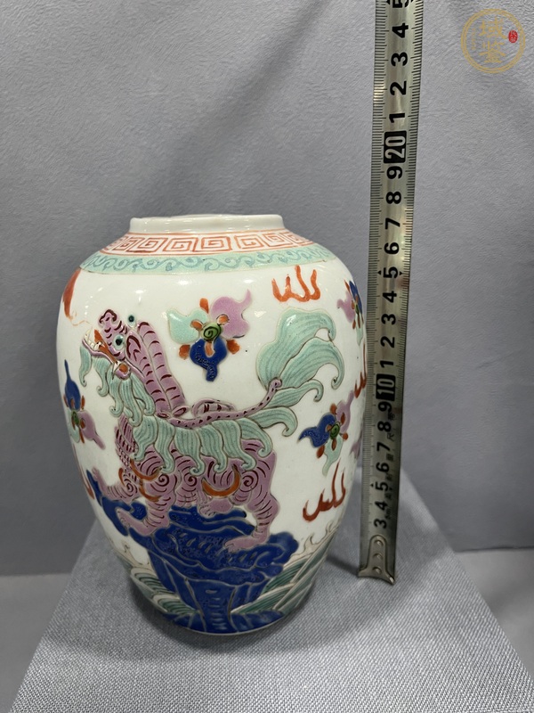 古玩陶瓷粉彩瑞獸紋罐真品鑒賞圖