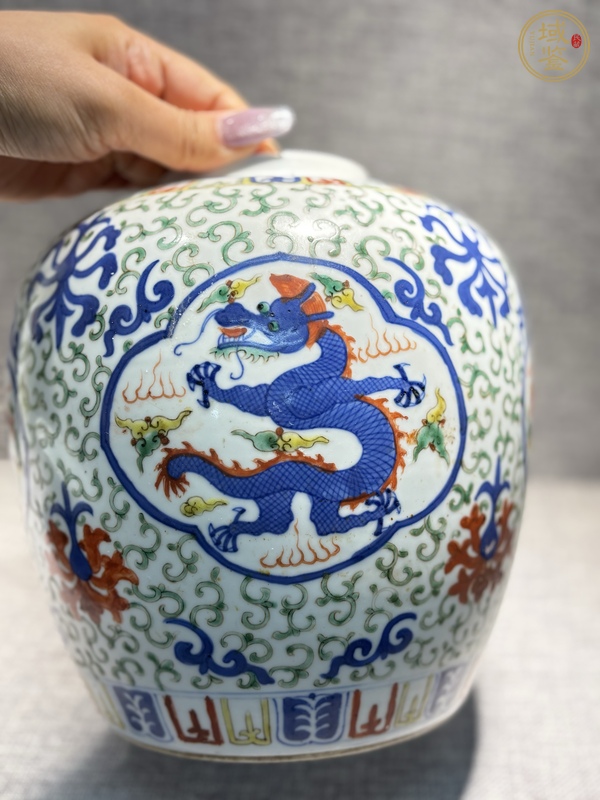 古玩陶瓷青花五彩開窗龍紋大罐真品鑒賞圖