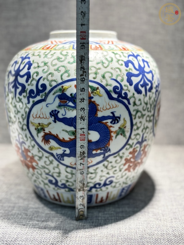 古玩陶瓷青花五彩開窗龍紋大罐真品鑒賞圖