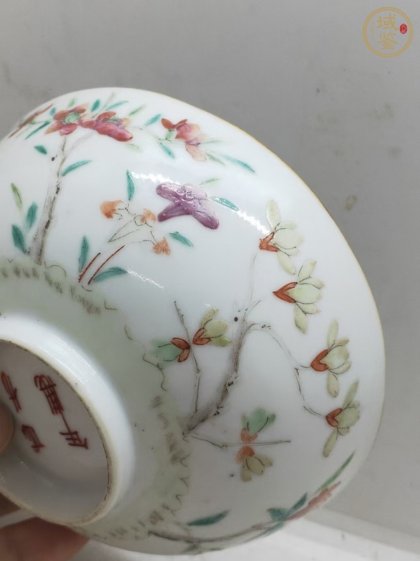 古玩陶瓷花卉紋粉彩碗真品鑒賞圖
