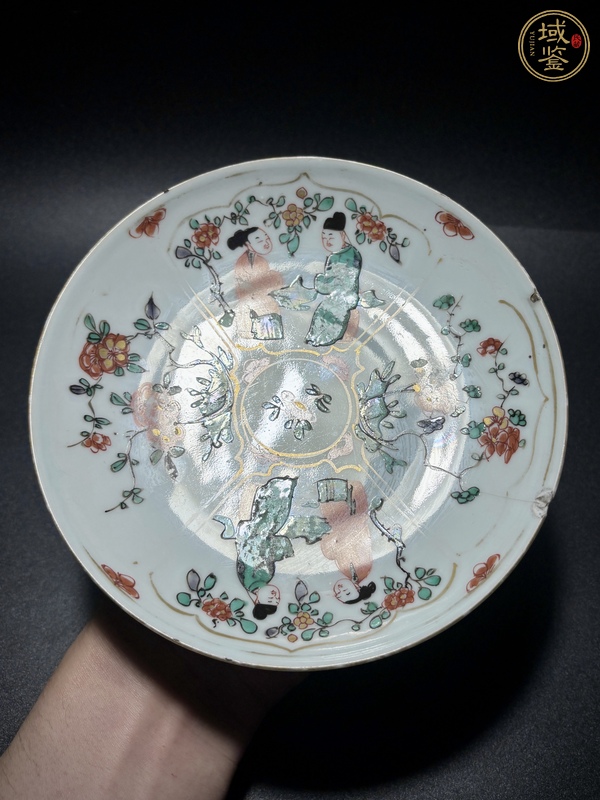 古玩陶瓷五彩人物花卉紋臥盤真品鑒賞圖
