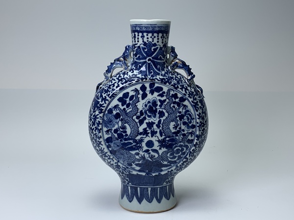 古玩陶瓷清晚期·青花雙龍穿花紋抱月瓶拍賣，當(dāng)前價(jià)格466元