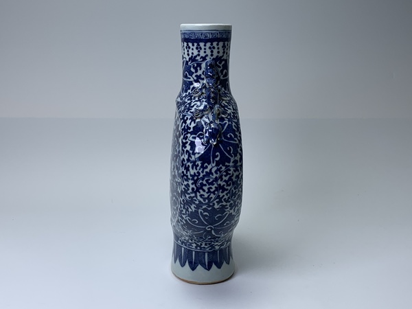 古玩陶瓷清晚期·青花雙龍穿花紋抱月瓶拍賣，當(dāng)前價(jià)格466元