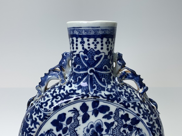 古玩陶瓷清晚期·青花雙龍穿花紋抱月瓶拍賣，當(dāng)前價(jià)格466元