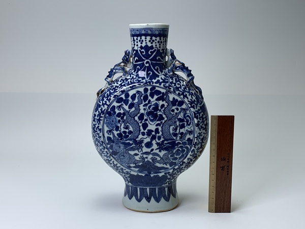 古玩陶瓷清晚期·青花雙龍穿花紋抱月瓶拍賣，當(dāng)前價(jià)格466元
