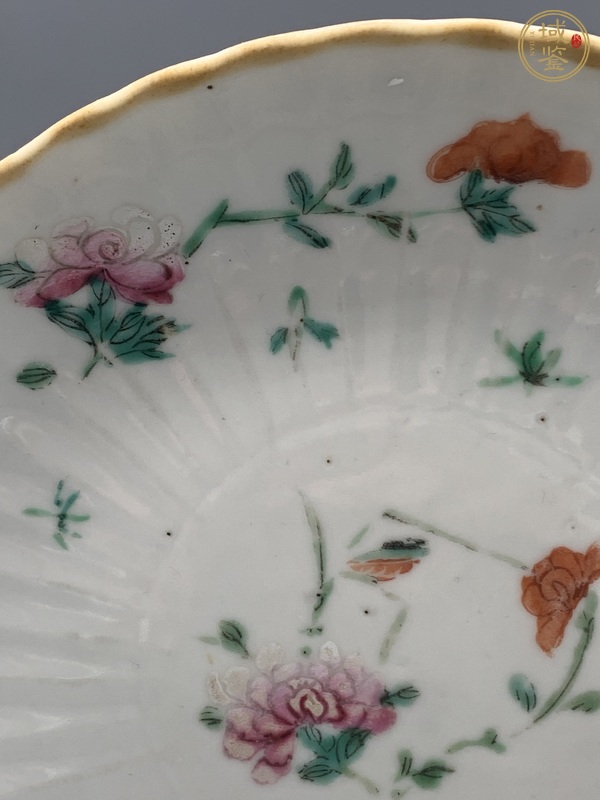 古玩陶瓷花卉紋粉彩盤真品鑒賞圖