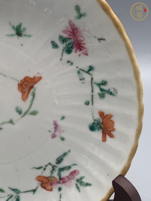 古玩陶瓷花卉紋粉彩盤真品鑒賞圖