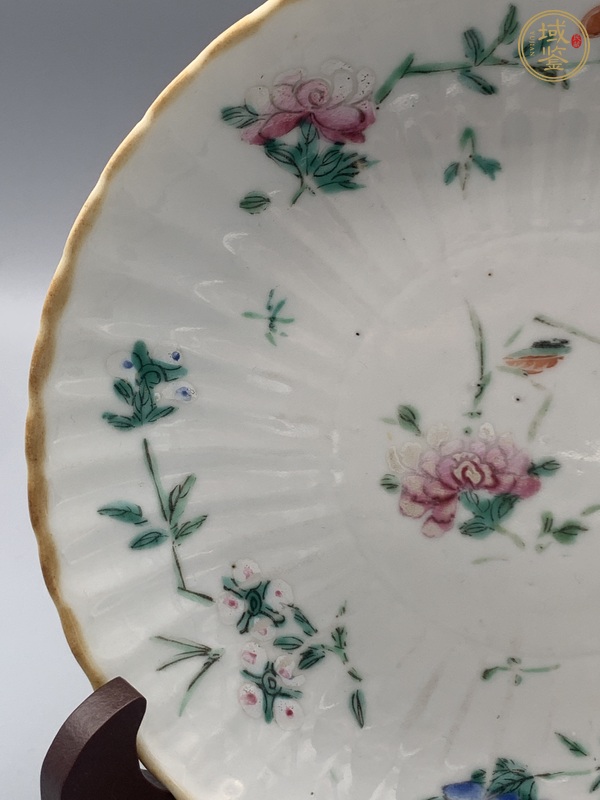 古玩陶瓷花卉紋粉彩盤真品鑒賞圖