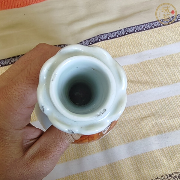 古玩人物紋礬紅蒜頭瓶真品鑒賞圖