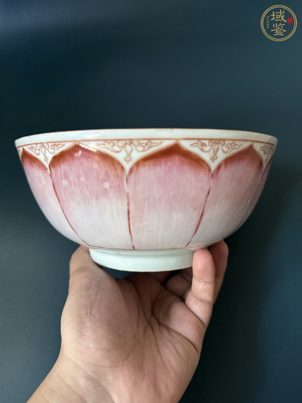 古玩陶瓷蓮瓣紋粉彩碗真品鑒賞圖