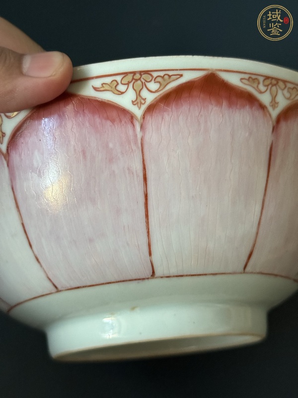 古玩陶瓷蓮瓣紋粉彩碗真品鑒賞圖