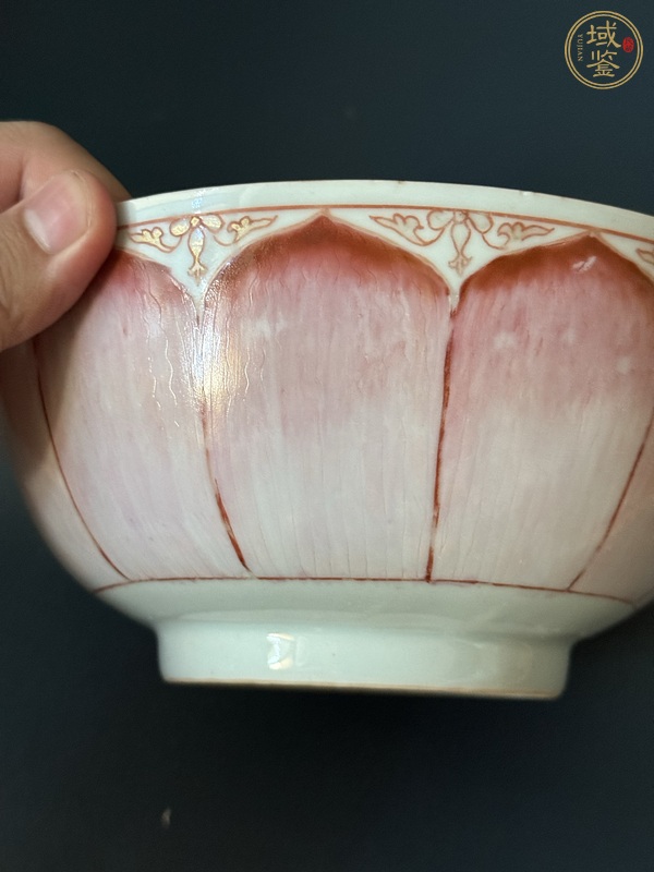古玩陶瓷蓮瓣紋粉彩碗真品鑒賞圖