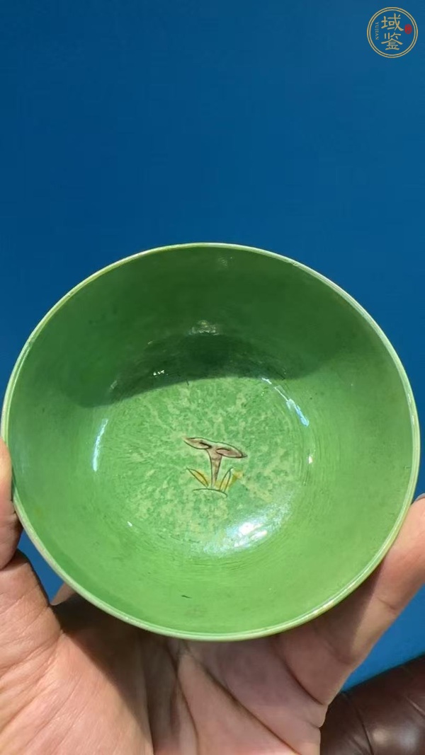 古玩陶瓷素三彩暗刻花卉紋碗真品鑒賞圖