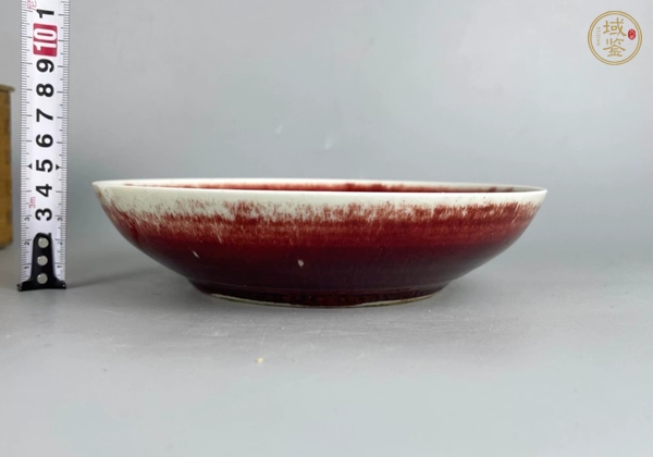 古玩陶瓷紅釉盤真品鑒賞圖