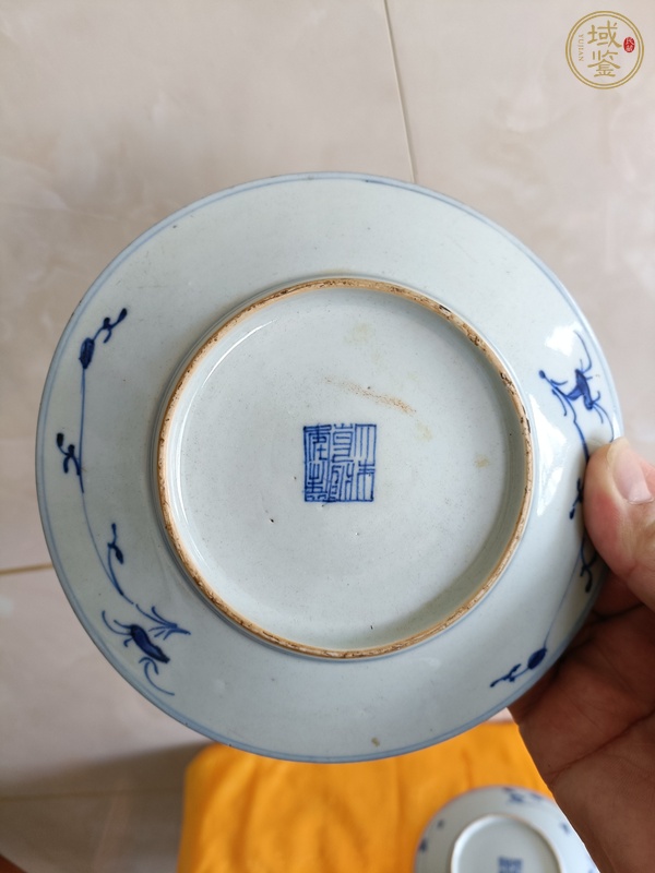 古玩陶瓷乾隆青花纏枝花卉盤真品鑒賞圖