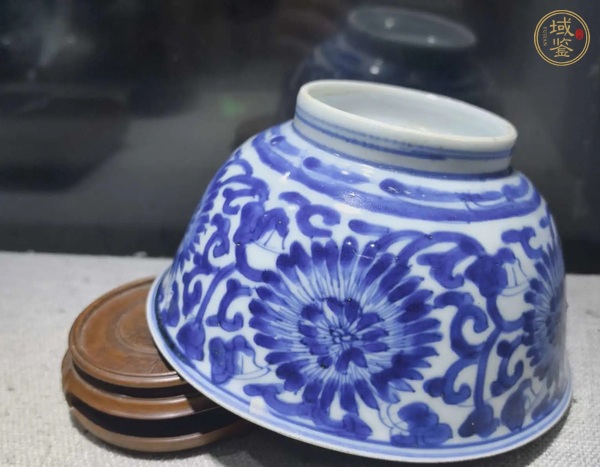 古玩陶瓷青花扁菊紋茶碗真品鑒賞圖