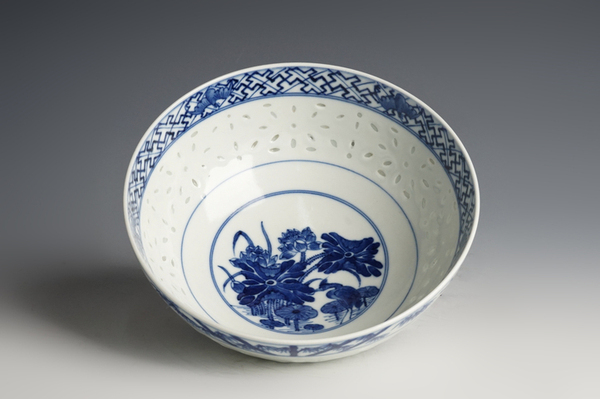 古玩陶瓷清光緒·外青花歲寒三友暗八仙內(nèi)一路連科紋玲瓏瓷大碗拍賣，當前價格28888元