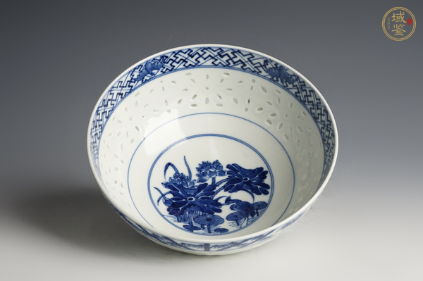 古玩陶瓷清光緒·外青花歲寒三友暗八仙內(nèi)一路連科紋玲瓏瓷大碗真品鑒賞圖