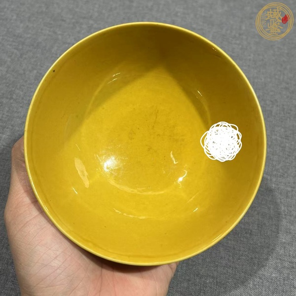 古玩陶瓷清光緒黃釉暗刻云龍趕珠紋碗真品鑒賞圖