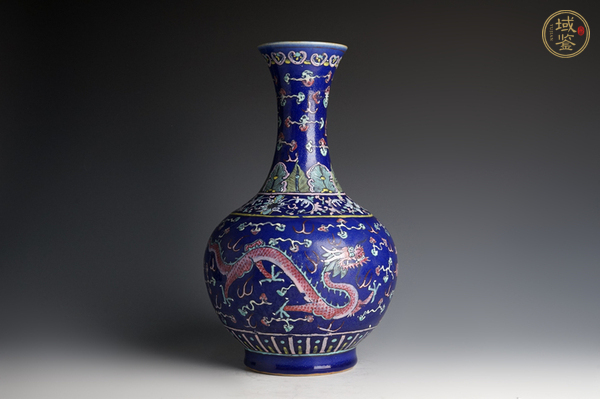 古玩陶瓷晚清·藍(lán)地粉彩雙龍戲珠紋賞瓶真品鑒賞圖