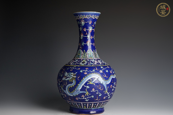 古玩陶瓷晚清·藍(lán)地粉彩雙龍戲珠紋賞瓶真品鑒賞圖