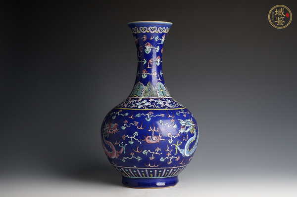 古玩陶瓷晚清·藍(lán)地粉彩雙龍戲珠紋賞瓶真品鑒賞圖