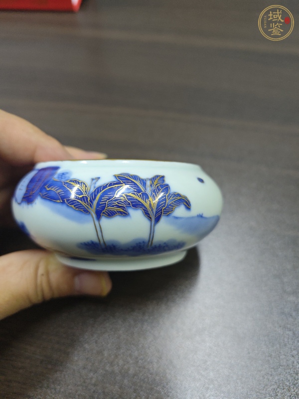 古玩陶瓷白玉齋款青花加彩描金人物紋水盂真品鑒賞圖