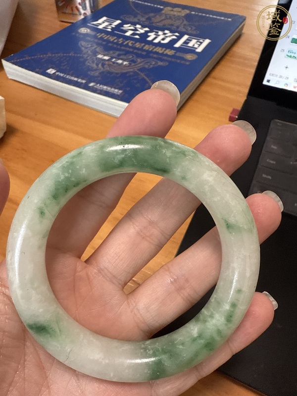 古玩陶瓷翡翠手鐲真品鑒賞圖