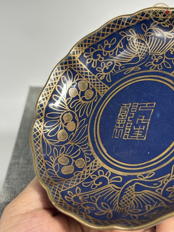 古玩陶瓷祭藍(lán)釉描金盤真品鑒賞圖