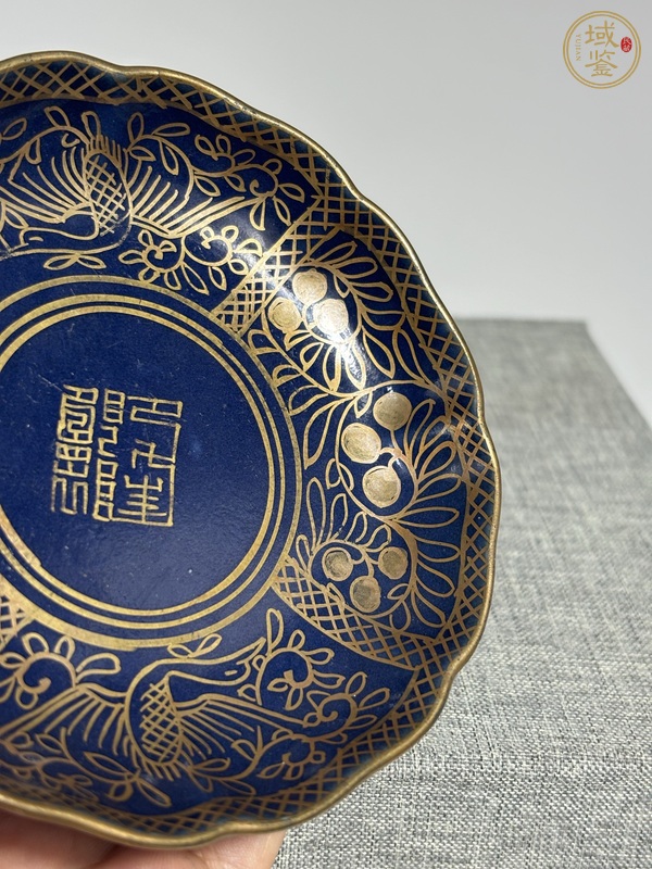 古玩陶瓷祭藍(lán)釉描金盤真品鑒賞圖