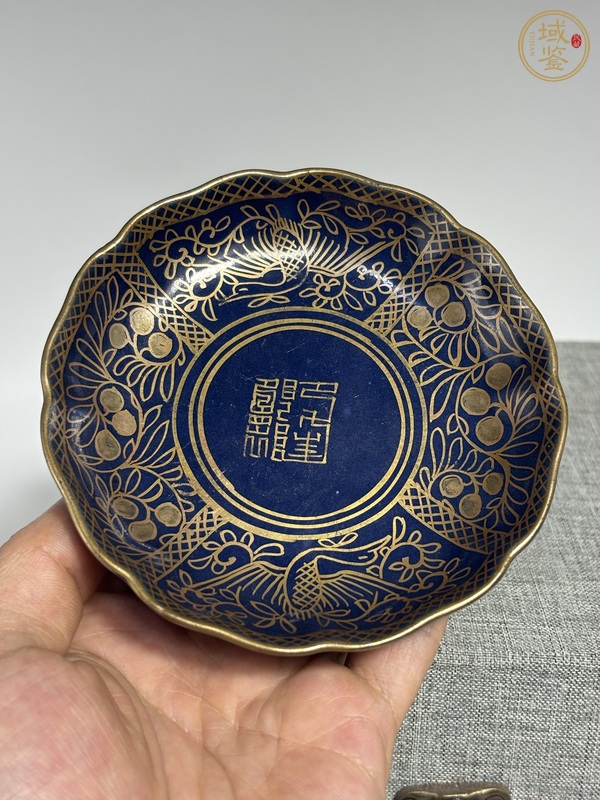 古玩陶瓷祭藍(lán)釉描金盤真品鑒賞圖