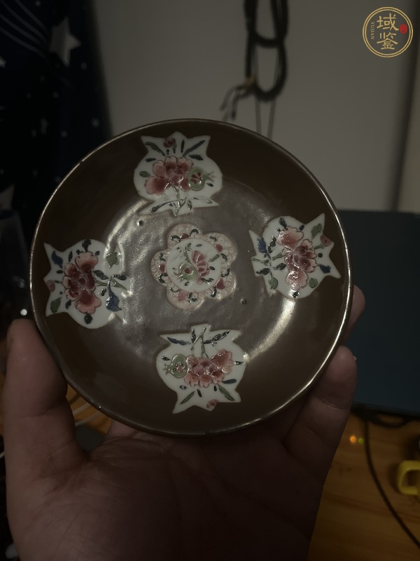 古玩紫金釉開光粉彩盤真品鑒賞圖