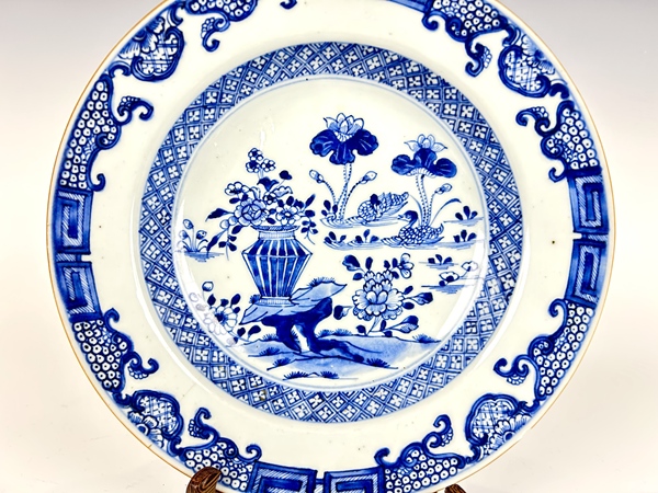 古玩陶瓷清康熙 · 荷塘鴛鴦青花盤拍賣，當(dāng)前價(jià)格0元