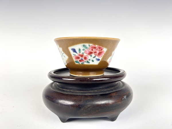 古玩嚴(yán)選清雍正 · 外紫金釉粉彩開(kāi)窗杯拍賣(mài)，當(dāng)前價(jià)格0元