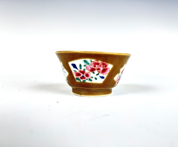 古玩陶瓷清雍正 · 外紫金釉粉彩開窗杯拍賣，當(dāng)前價(jià)格0元