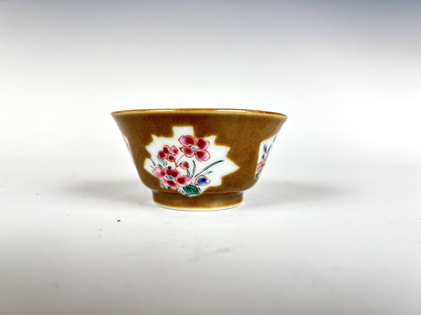 古玩陶瓷清雍正 · 外紫金釉粉彩開窗杯拍賣，當(dāng)前價(jià)格0元