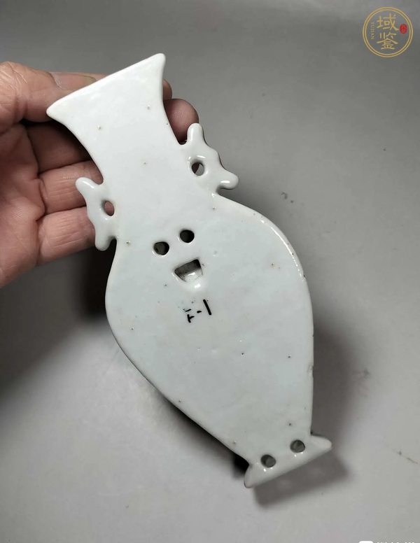 古玩陶瓷仕女嬰戲紋粉彩壁瓶真品鑒賞圖