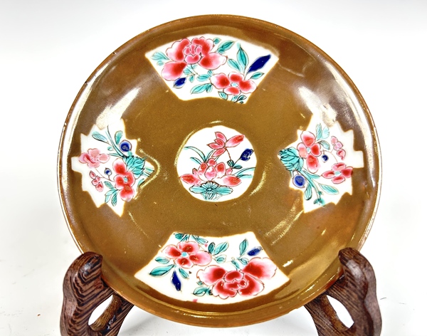 古玩嚴(yán)選清雍正 · 粉彩開(kāi)窗紫金釉花卉碟拍賣(mài)，當(dāng)前價(jià)格0元