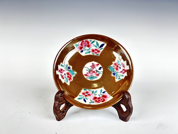 古玩陶瓷清雍正 · 粉彩開窗紫金釉花卉碟拍賣，當(dāng)前價(jià)格0元