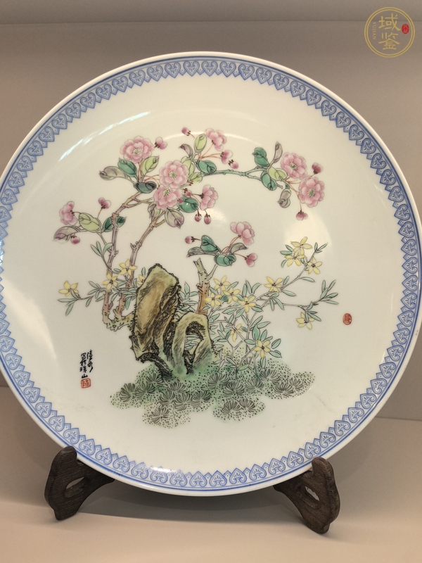 古玩陶瓷粉彩花卉紋盤真品鑒賞圖