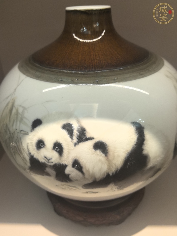 古玩陶瓷粉彩畫熊貓瓶真品鑒賞圖