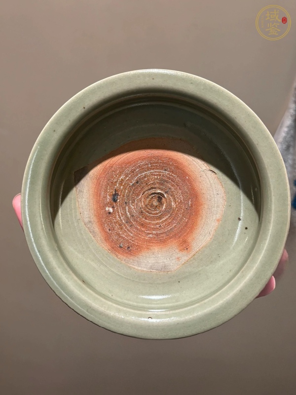 古玩陶瓷龍泉窯鼓釘三足爐真品鑒賞圖