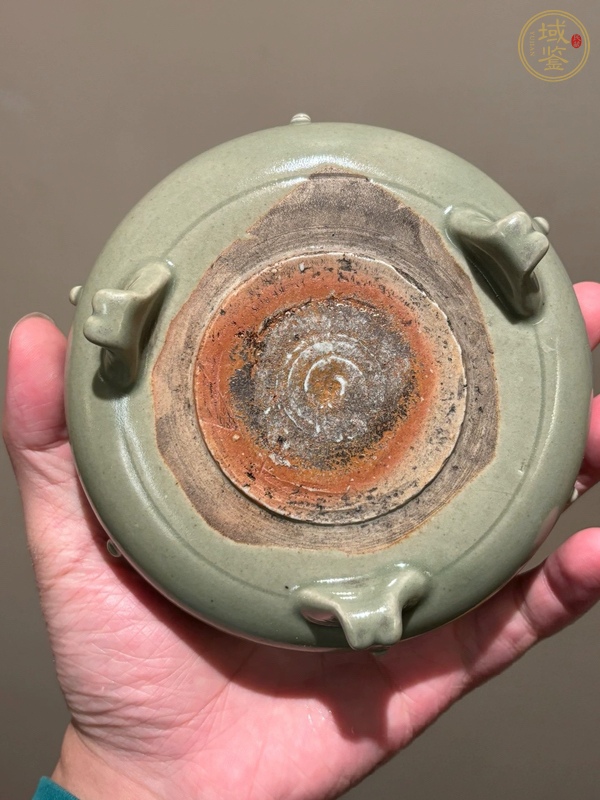 古玩陶瓷龍泉窯鼓釘三足爐真品鑒賞圖