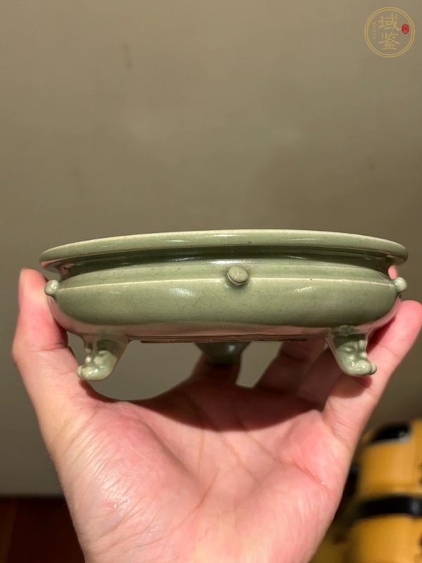 古玩陶瓷龍泉窯鼓釘三足爐真品鑒賞圖