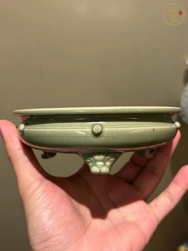 古玩陶瓷龍泉窯鼓釘三足爐真品鑒賞圖
