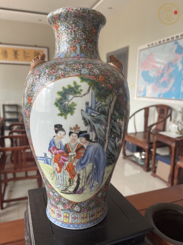 古玩陶瓷粉彩花卉開窗人物雙耳尊瓶真品鑒賞圖
