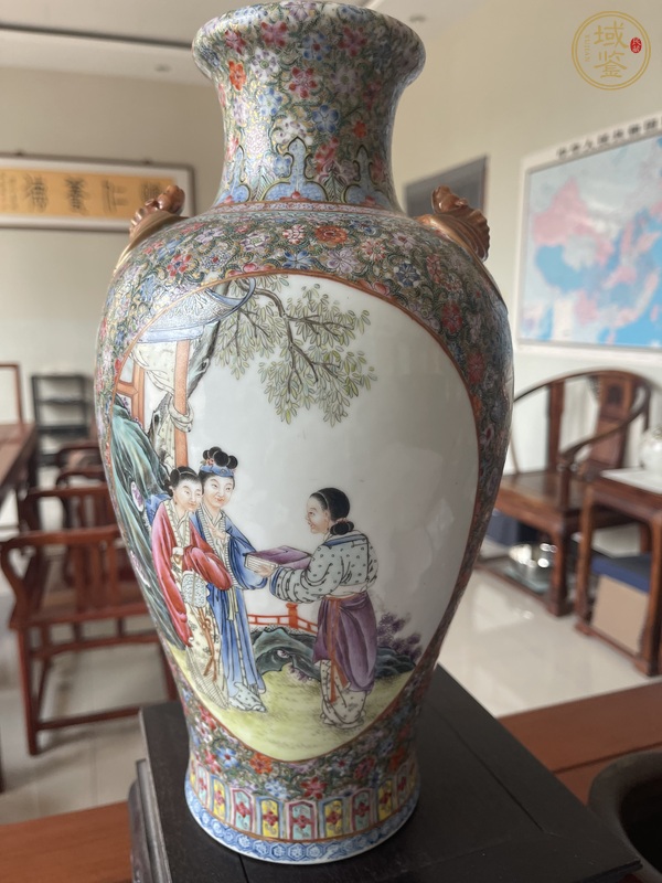 古玩陶瓷粉彩花卉開窗人物雙耳尊瓶真品鑒賞圖