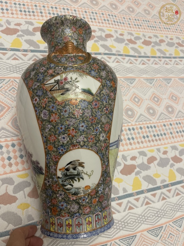 古玩陶瓷粉彩花卉開窗人物雙耳尊瓶真品鑒賞圖