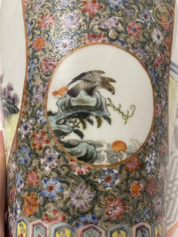 古玩陶瓷粉彩花卉開窗人物雙耳尊瓶真品鑒賞圖