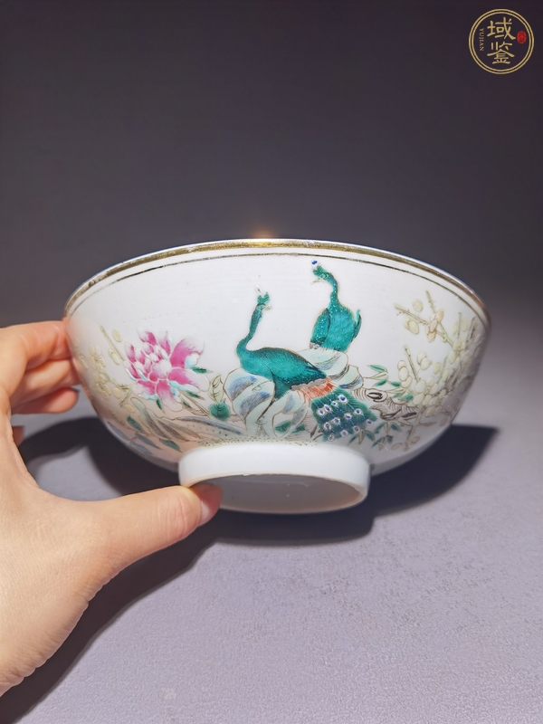 古玩陶瓷粉彩孔雀花卉紋碗真品鑒賞圖